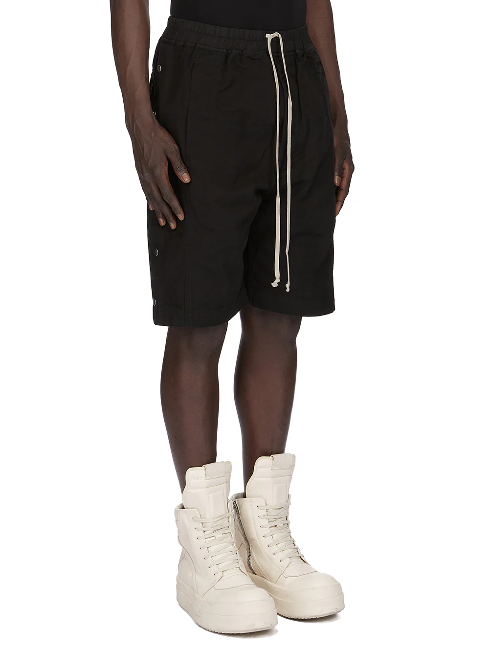 DU01F4373_CVS_09 | WIDE PUSHER SHORTS - Image 2